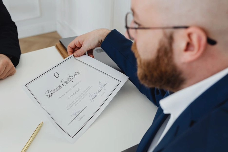 Osoba podpisująca oficjalne dokumenty w urzędzie.